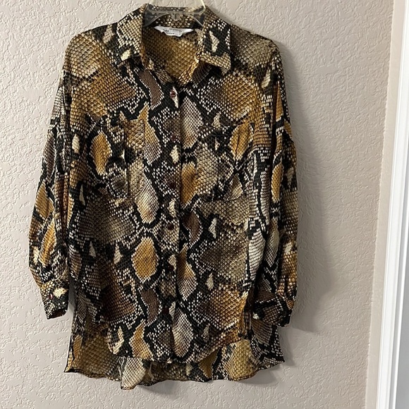 Zara Snake Print Oversized Button Down Blouse. Satin. Size. XS - Picture 2 of 8